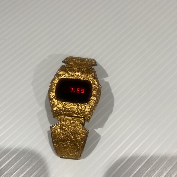 Gold * nugget digital watch ! - Picture 10 of 13